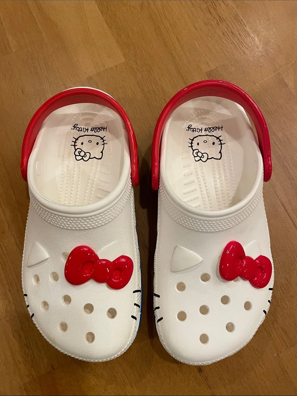 CROCS Hello Kitty Clogs Juniors 3 Youth Size 3 Red Bows J3 Sanrio Kids